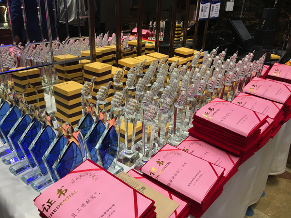 二十二年风雨 只因有你同行 又沐改革春风 再迎历史机遇 ——银河集团22周年庆典暨颁奖典礼 二十二年风雨 只因有你同行 又沐改革春风 再迎历史机遇 ——银河集团22周年庆典暨颁奖典礼