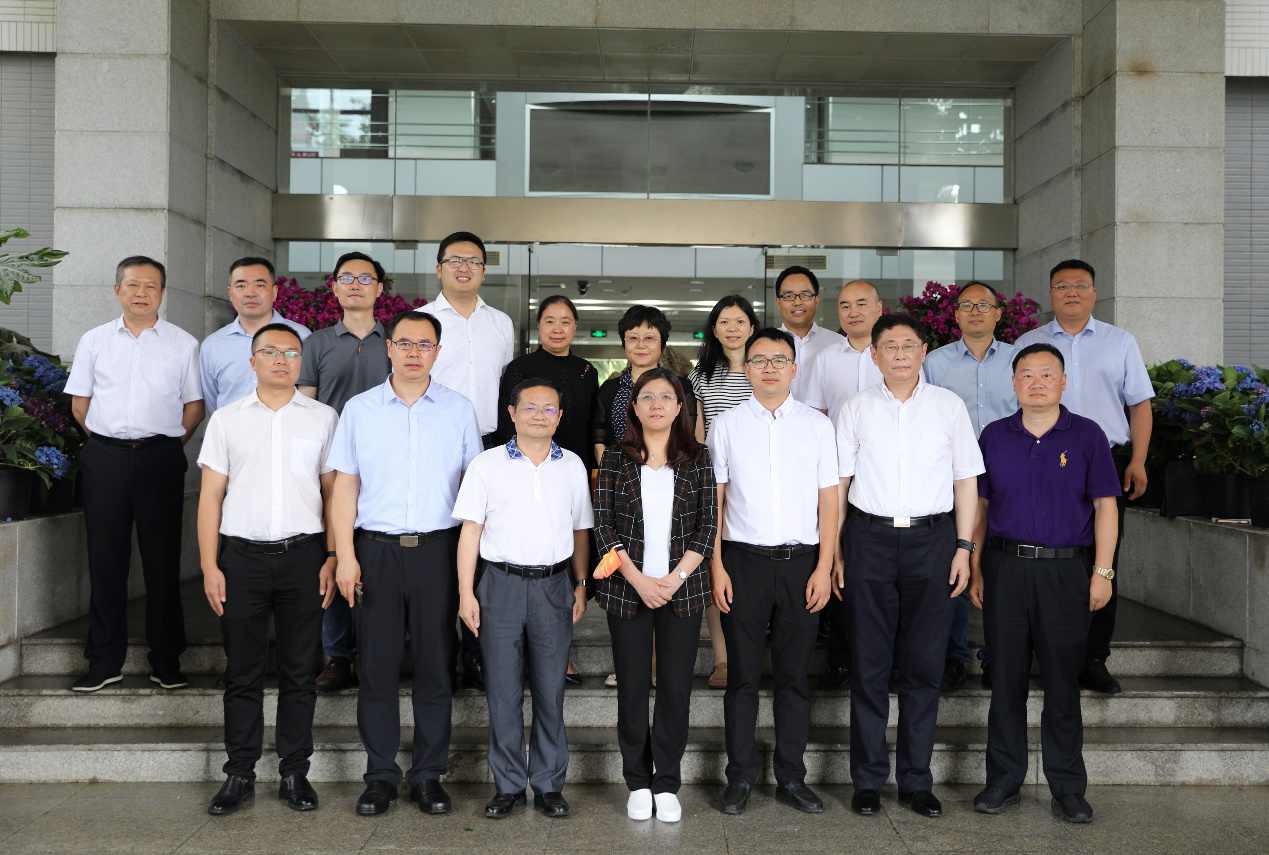 银河集团与东南大学签订产学研战略合作协议,瞿磊获颁“东南大学至善教育贡献奖” 银河集团与东南大学签订产学研战略合作协议,瞿磊获颁“东南大学至善教育贡献奖”